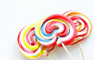 Beyaz bir arka plan üzerinde renkli tatlı lolipop