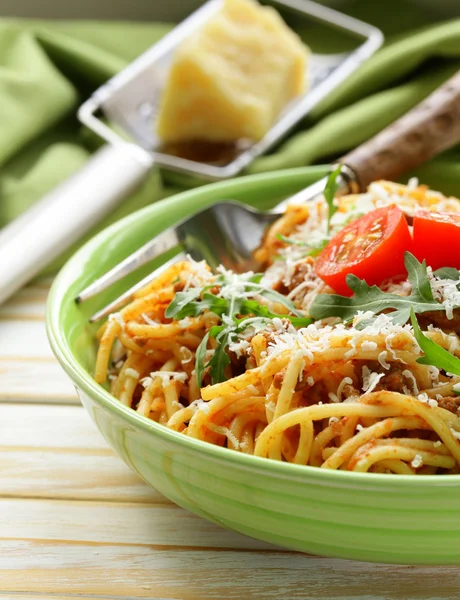 Pâtes traditionnelles à la sauce tomate spaghetti bolognaise au parmesan — Photo