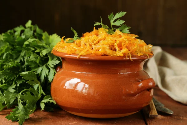 Braised cabbage with carrots and tomato sauce with capers — Stock Photo, Image