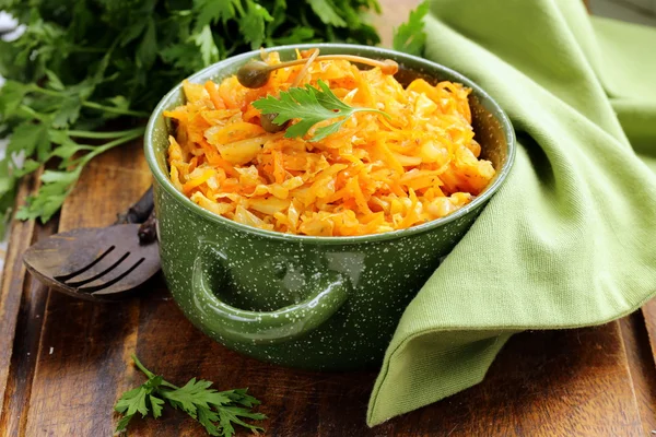 Braised cabbage with carrots and tomato sauce with capers — Stock Photo, Image