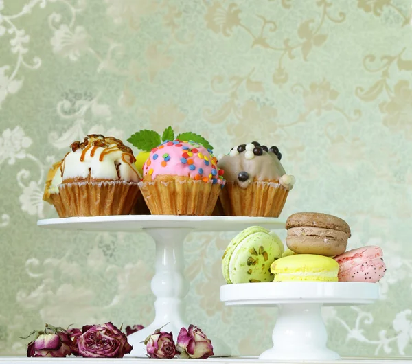 Vacanza dessert, cupcakes decorati e amaretti colorati — 스톡 사진