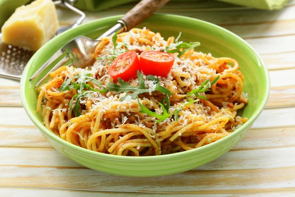 Traditional pasta with tomato sauce spaghetti bolognese with parmesan — Stock Photo, Image
