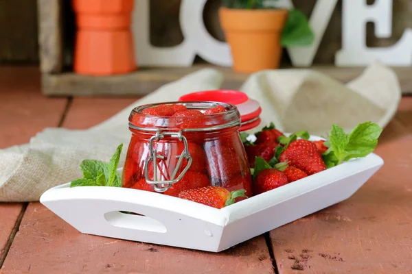 Huisgemaakte confiture vanaf verse rijpe aardbeien in een glazen pot — Stockfoto