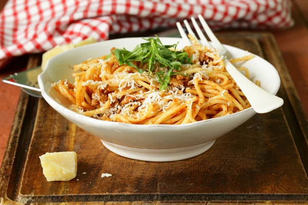 Pastas tradicionales con salsa de tomate espaguetis boloñesa con parmesano — Foto de Stock