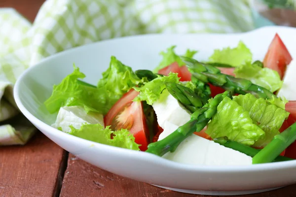 Fresh salad with tomatoes, asparagus and cheese — Stock Photo, Image