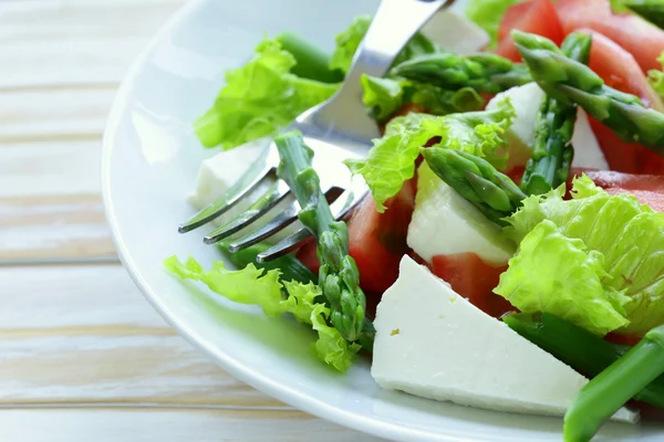 Fräsch sallad med tomater, sparris, ost — Stockfoto