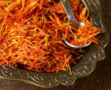 yumuşak odak safran baharat, metal kase makro çekim