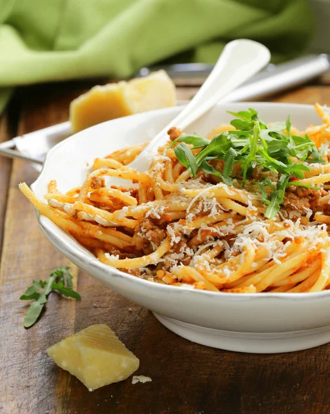 Pastas tradicionales con salsa de tomate espaguetis boloñesa con parmesano — Foto de Stock