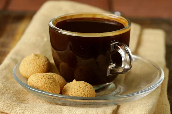 Šálek černé kávy s amaretti sušenky (mandlové sušenky) — Stock fotografie