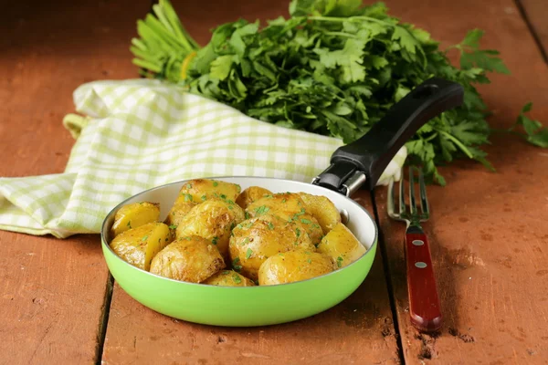 Patatas al horno sabrosas con hierbas en la sartén — Foto de Stock