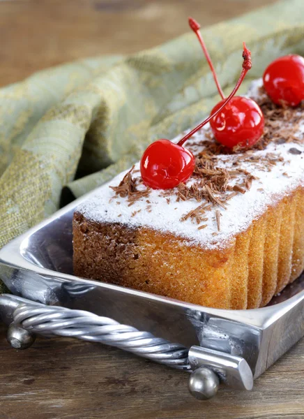 Pound cake with powdered sugar and berries — Stock Photo, Image
