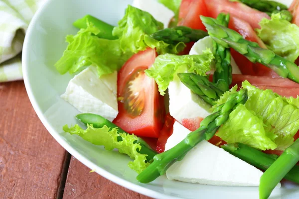 Fresh salad with tomatoes, asparagus and cheese — Stock Photo, Image