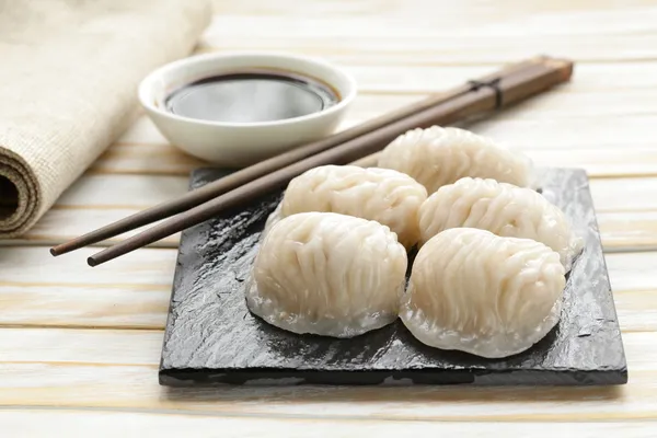 Asian steamed meat dumplings dim sum with soy sauce — Stock Photo, Image