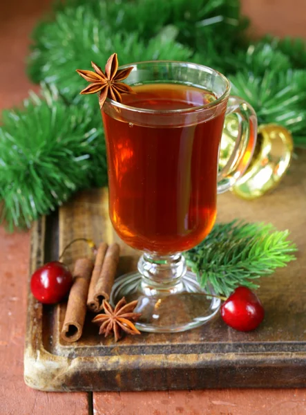 Kerstmis thee met kaneel en steranijs — Stockfoto