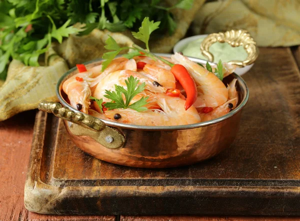 Fried prawns with chilli in a copper pan, Indian style — Stock Photo, Image