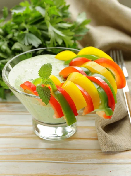 Plat de yaourt à l'amuse-gueule aux légumes et poivrons — Photo