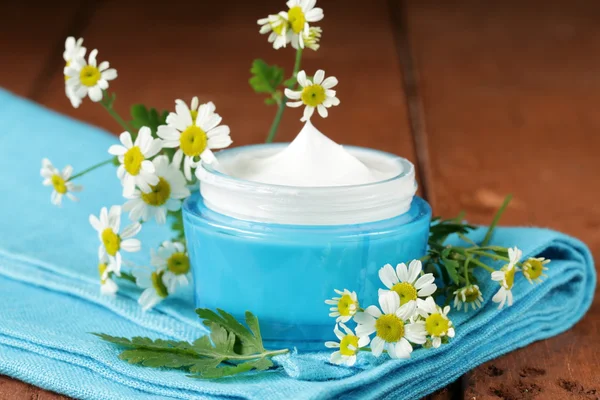 Natural cosmetic cream lotion with green camomile — Stock Photo, Image