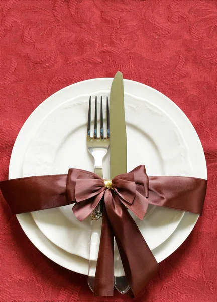 Mesa de Navidad (platos blancos sobre fondo rojo ) —  Fotos de Stock