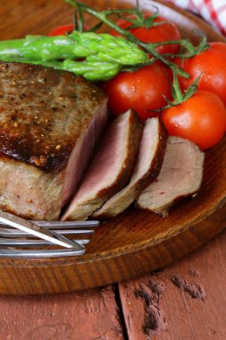 ızgara et dana biftek sebze garnitür (kuşkonmaz ve domates ile)