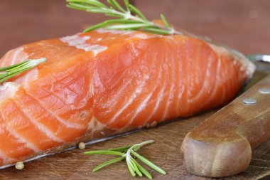 tuzlu Kuaförler kırmızı somon balığı ahşap tahta üzerinde