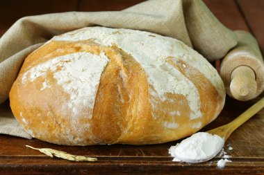 Beyaz ekmek üzerinde rustik ahşap tablo stili