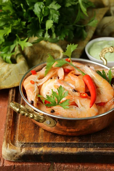 Fried prawns with chilli in a copper pan, Indian style — Stock Photo, Image