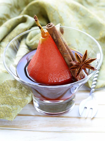 Peras cocidas en vino con especias (canela y anís) ) — Foto de Stock