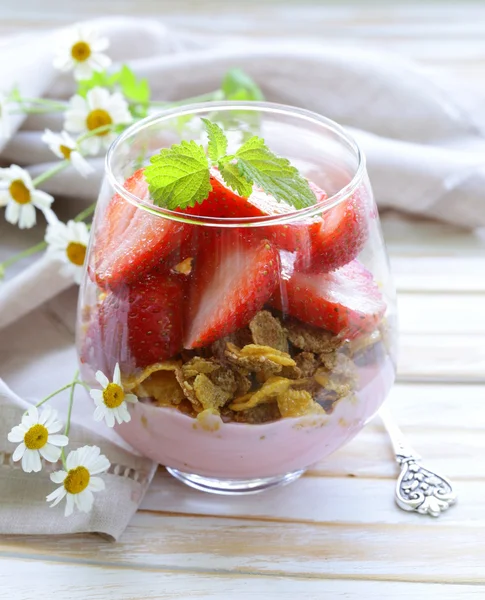 Dezert mléčné výrobky jogurt s müsli a jahody — Stock fotografie