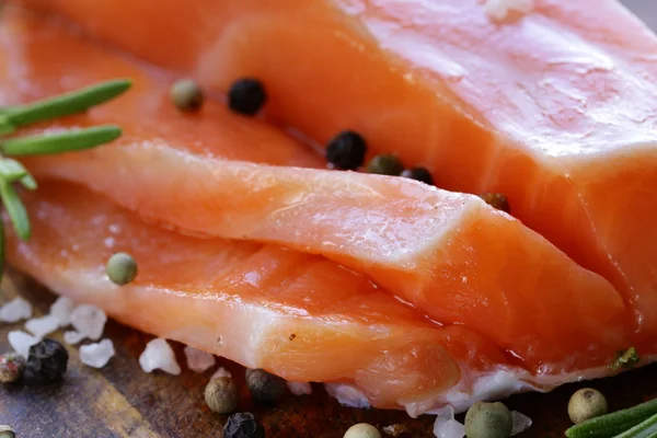 Salgado delicadeza peixe salmão vermelho na tábua de madeira — Fotografia de Stock