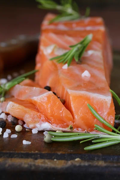 Delicias saladas de salmón rojo sobre tabla de madera — Foto de Stock