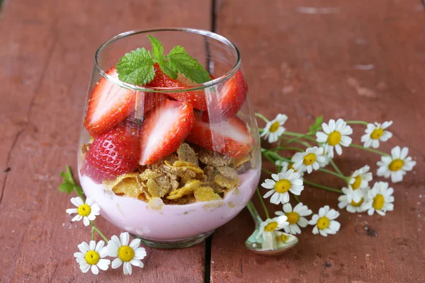 Dairy yogurt dessert with muesli and strawberries — Stock Photo, Image