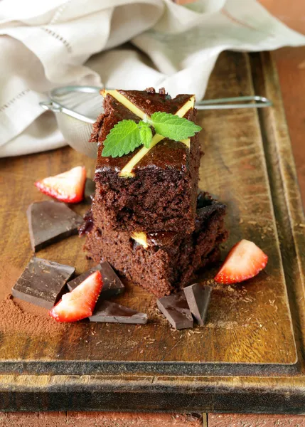 Gâteau au chocolat fait maison (brownie) sur une planche en bois — Photo