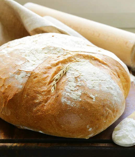 Beyaz ekmek üzerinde rustik ahşap tablo stili — Stok fotoğraf