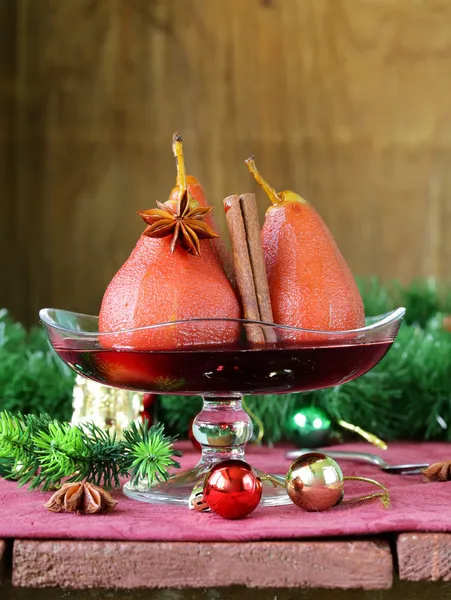 梨は、スパイス (シナモン、アニス) クリスマスのテーブルの設定とワインで調理 — ストック写真