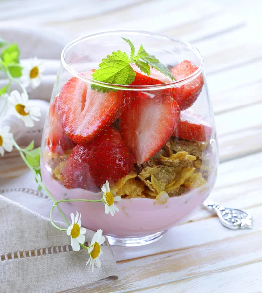 Dolce allo yogurt da latte con muesli e fragole — Foto Stock