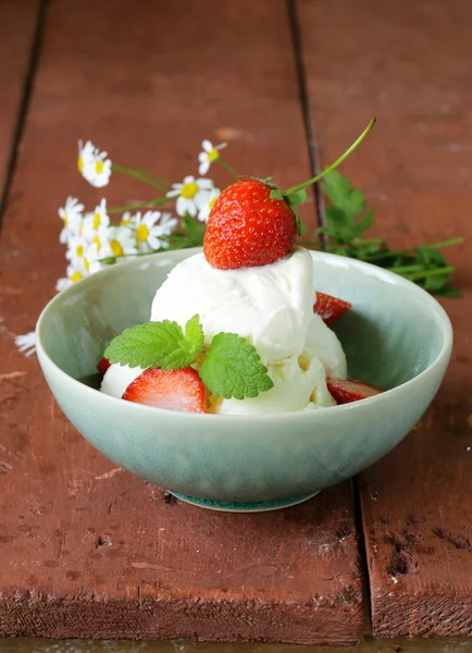 Eigengemaakte vanille ijs met verse aardbeien — Stockfoto