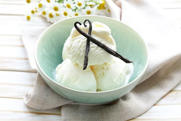 Homemade creamy vanilla ice cream with natural vanilla sticks — Stock Photo, Image