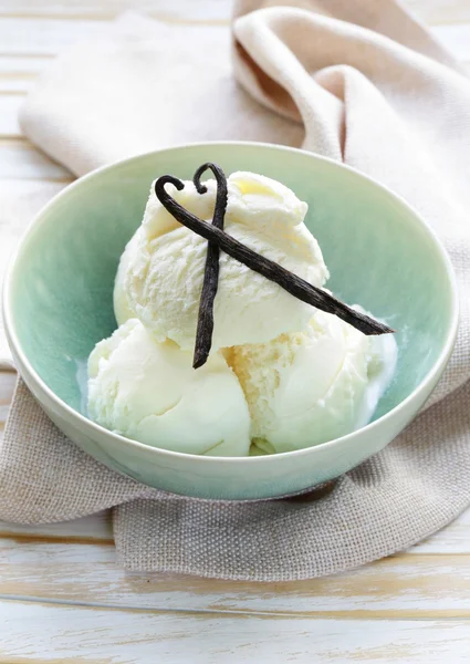 Домашнее ванильное мороженое с ванильными палочками — стоковое фото