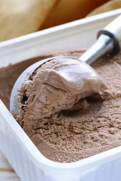 Delicioso helado de chocolate casero fresco - postre de verano —  Fotos de Stock