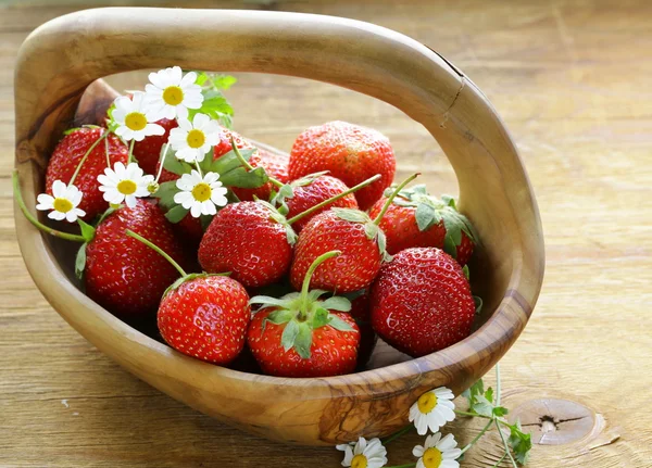 Cesta de fresas frescas maduras - bayas de verano estilo rústico — Foto de Stock