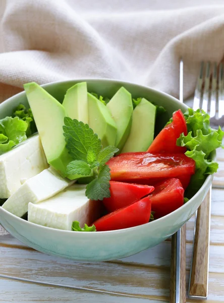 Salat im asiatischen Stil mit Tofu-Käse, Avocado und Tomaten — Stockfoto