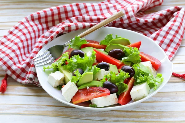 Salada mediterrânica com azeitonas pretas, alface, queijo e tomate — Fotografia de Stock