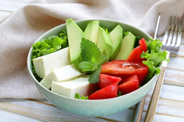 Salade in Aziatische stijl met tofu kaas, avocado en tomaat — Stockfoto