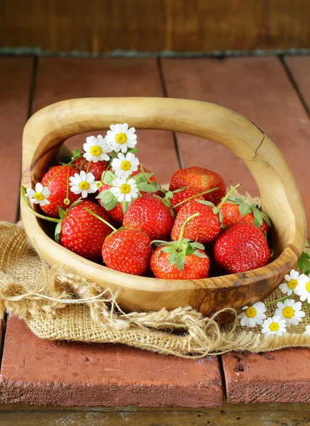 Basket of fresh ripe strawberries - summer berries rustic style — Stock Photo, Image