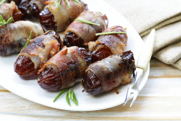 Förrätt delikatess datum inlindad i bacon och stekt — Stockfoto