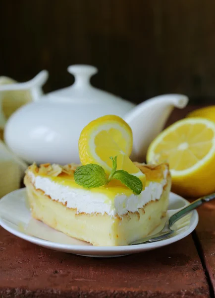 Pedaço de torta de bolo de limão decorado com limão fresco e hortelã — Fotografia de Stock