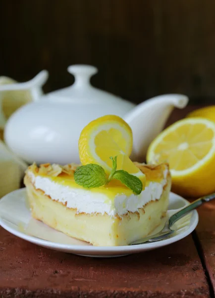 Tarta de pastel de limón decorada con limón fresco y menta — Foto de Stock