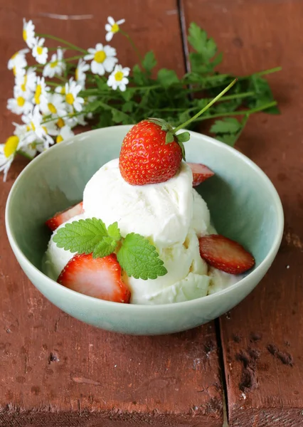 新鮮なイチゴと自家製アイスクリーム — ストック写真