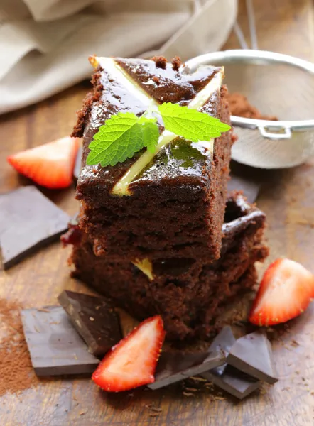 Homemade chocolate cake (brownie) on a wooden board — Stock Photo, Image