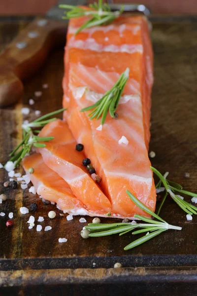 Salgado delicadeza peixe salmão vermelho na tábua de madeira — Fotografia de Stock
